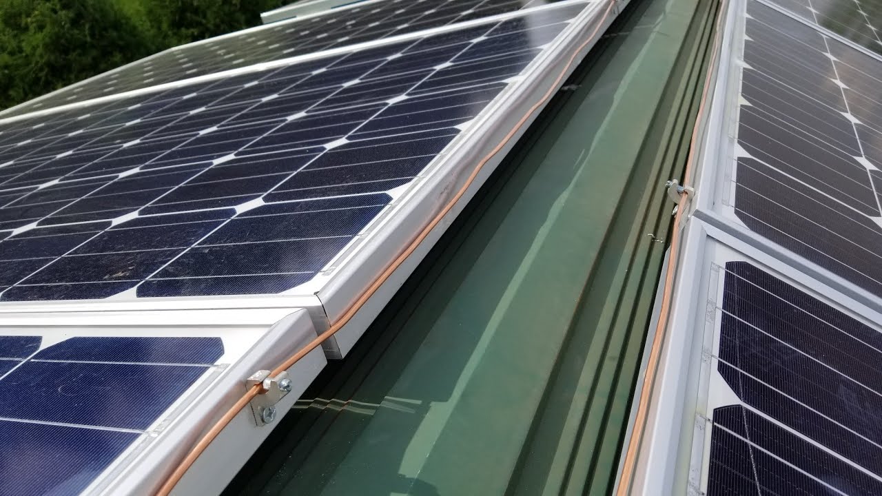Uziemienie paneli fotowoltaicznych chroni instalację przed skutkami wyładowań atmosferycznych Uziemienie chronią panele przed wyładowaniami atmosferycznymi i przepięciami