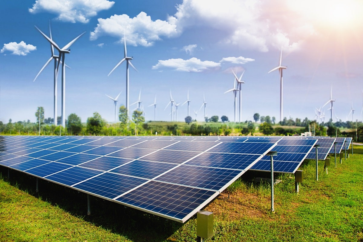 Fotowoltaika w gospodarstwie działa efektywnie zimą Panele fotowoltaiczne pokryte śniegiem na dachu budynku inwentarskiego produkujące energię zimą