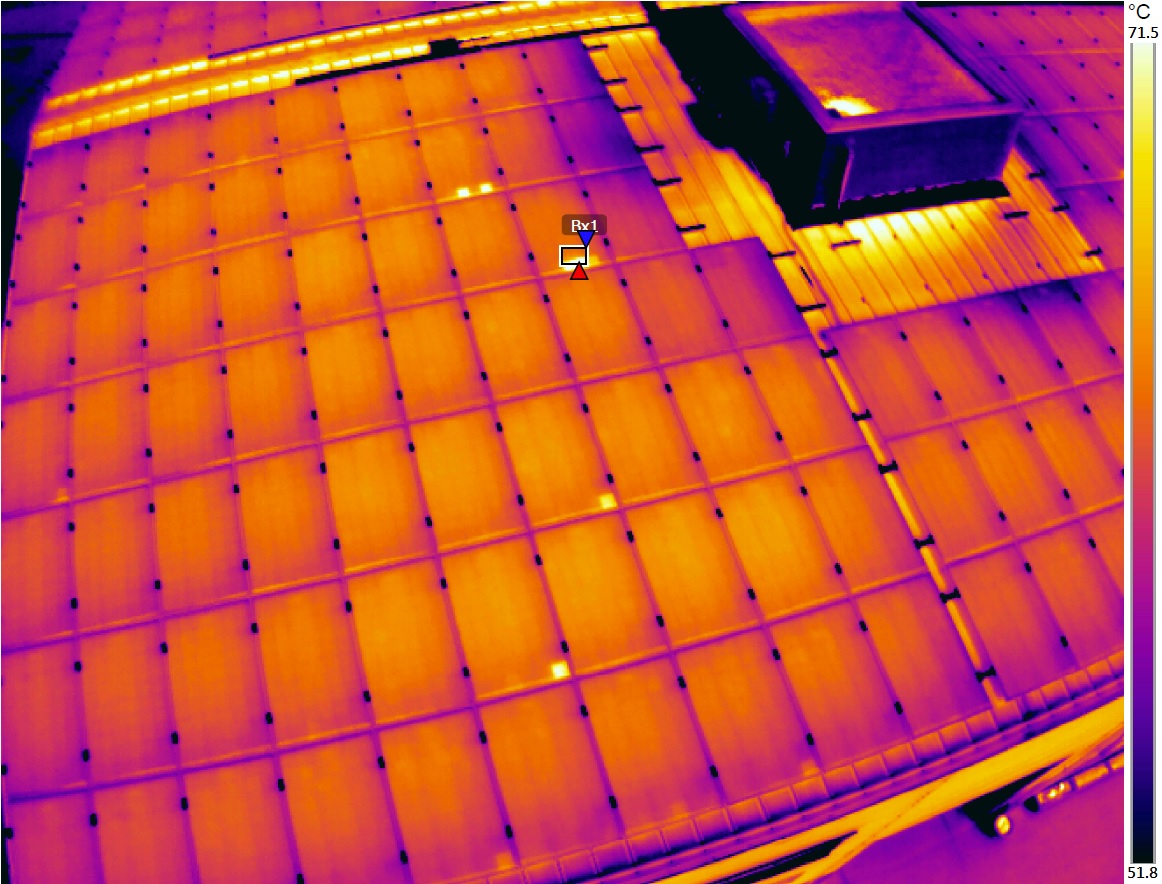 Ciemny obszar na termogramie panelu PV spowodowany zabrudzeniami powierzchniowymi
