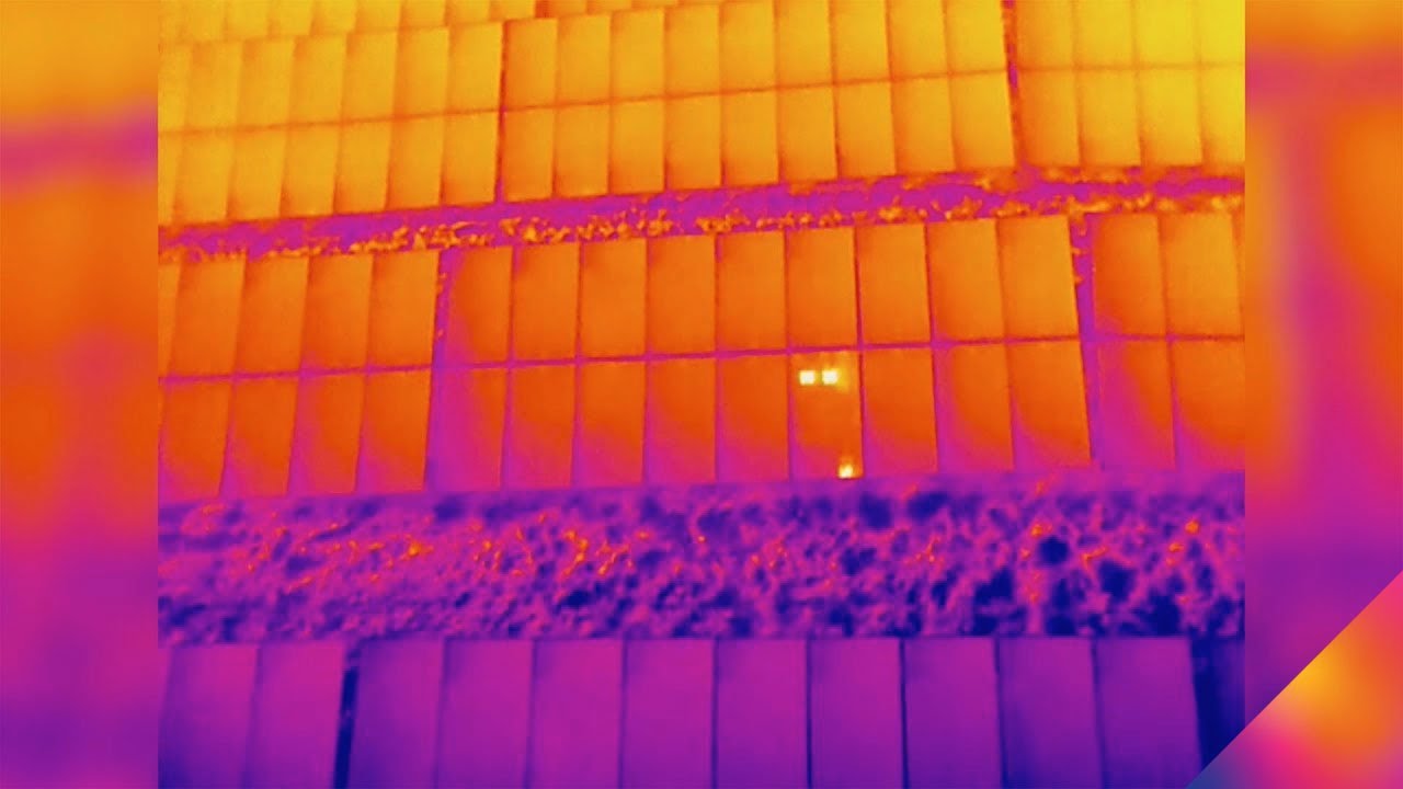 Termogram panelu PV z czerwonym hot spotem wskazującym na mikropęknięcie