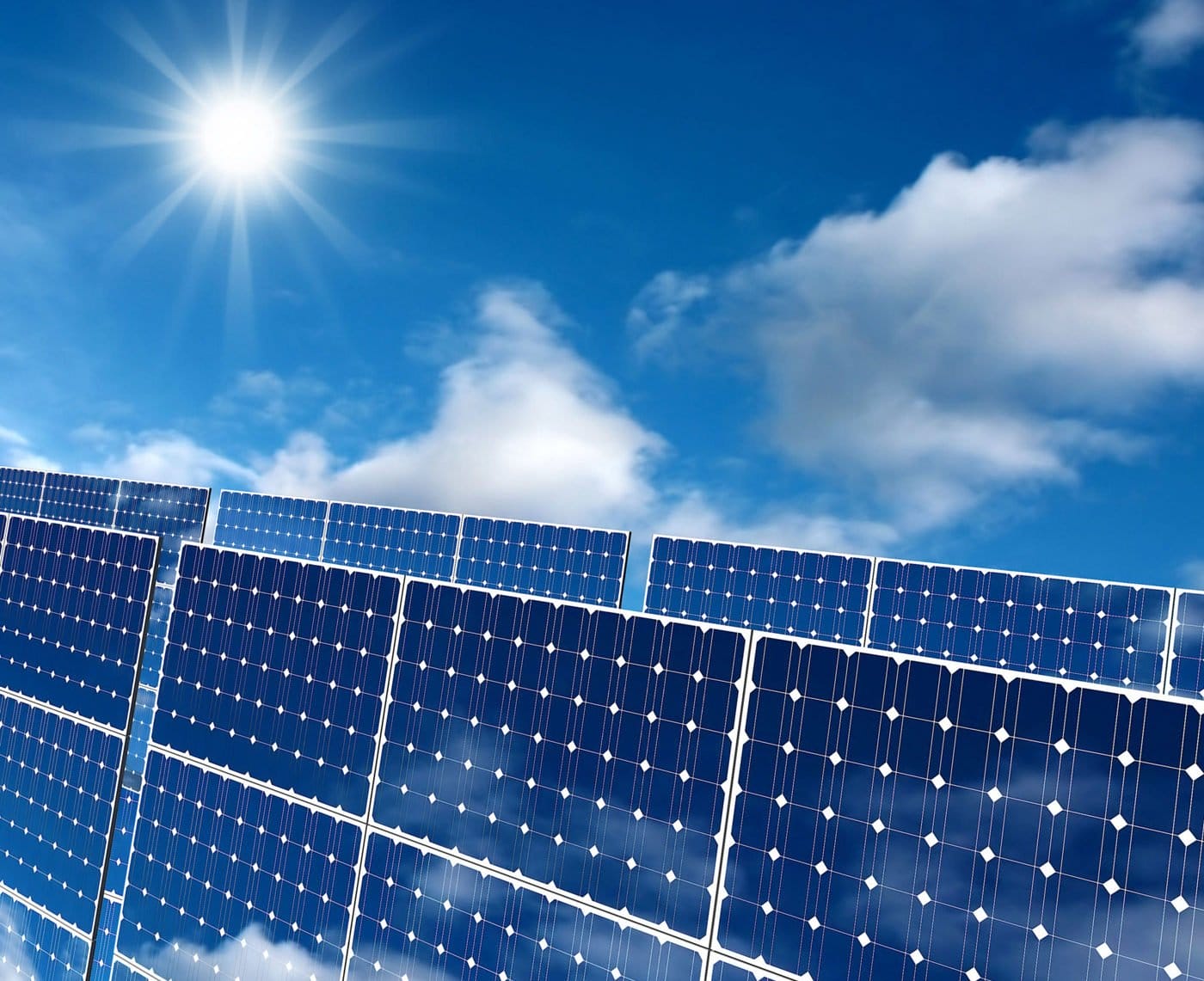 Wycena szkód ubezpieczeniowych w instalacji PV Ekspert w garniturze z tabletem oceniający uszkodzone panele słoneczne na dachu