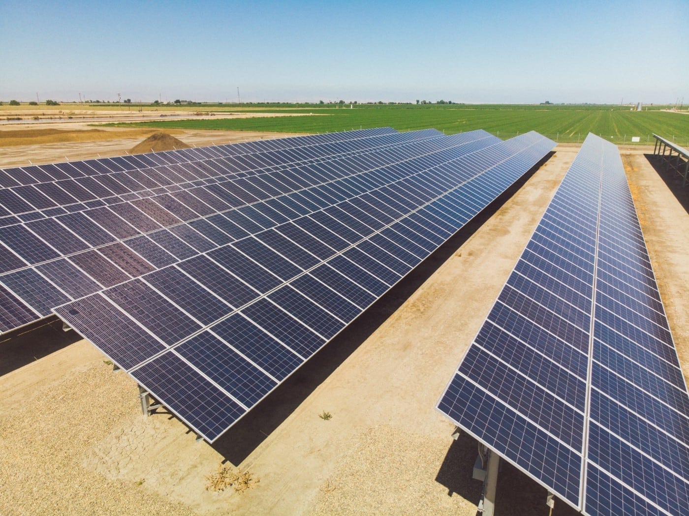 Schemat instalacji fotowoltaiki dla gospodarstwa Diagram schematu podłączenia paneli PV do sieci z licznikiem dwukierunkowym i bateriami magazynującymi energię