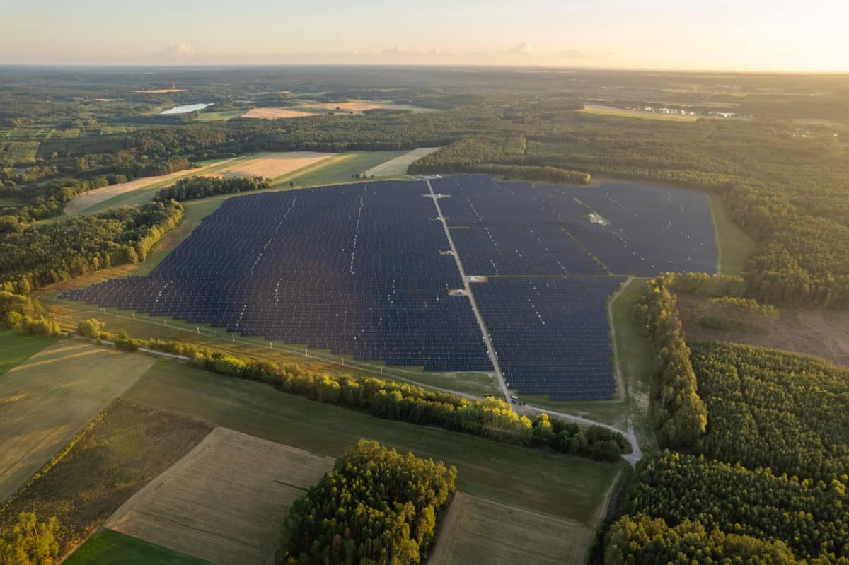 Golmud Solar Park w Chinach z morzem paneli i górami Tybetu w tle