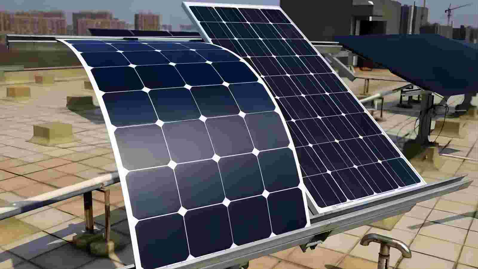użytkownik rozwija elastyczny panel solarny na rowerze podczas wycieczki