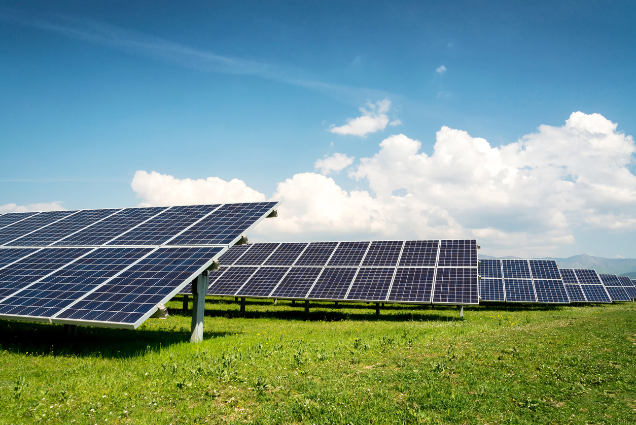montaż paneli Canadian Solar instalator mocujący panel Canadian Solar do metalowej konstrukcji dachowej