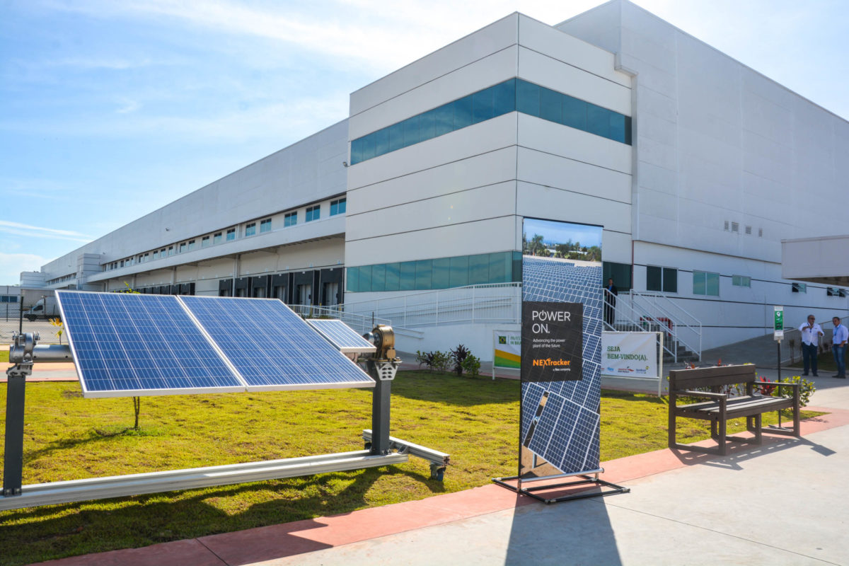 rama panelu Canadian Solar szczegółowy widok ramki i złącz panelu Canadian Solar z etykietą producenta