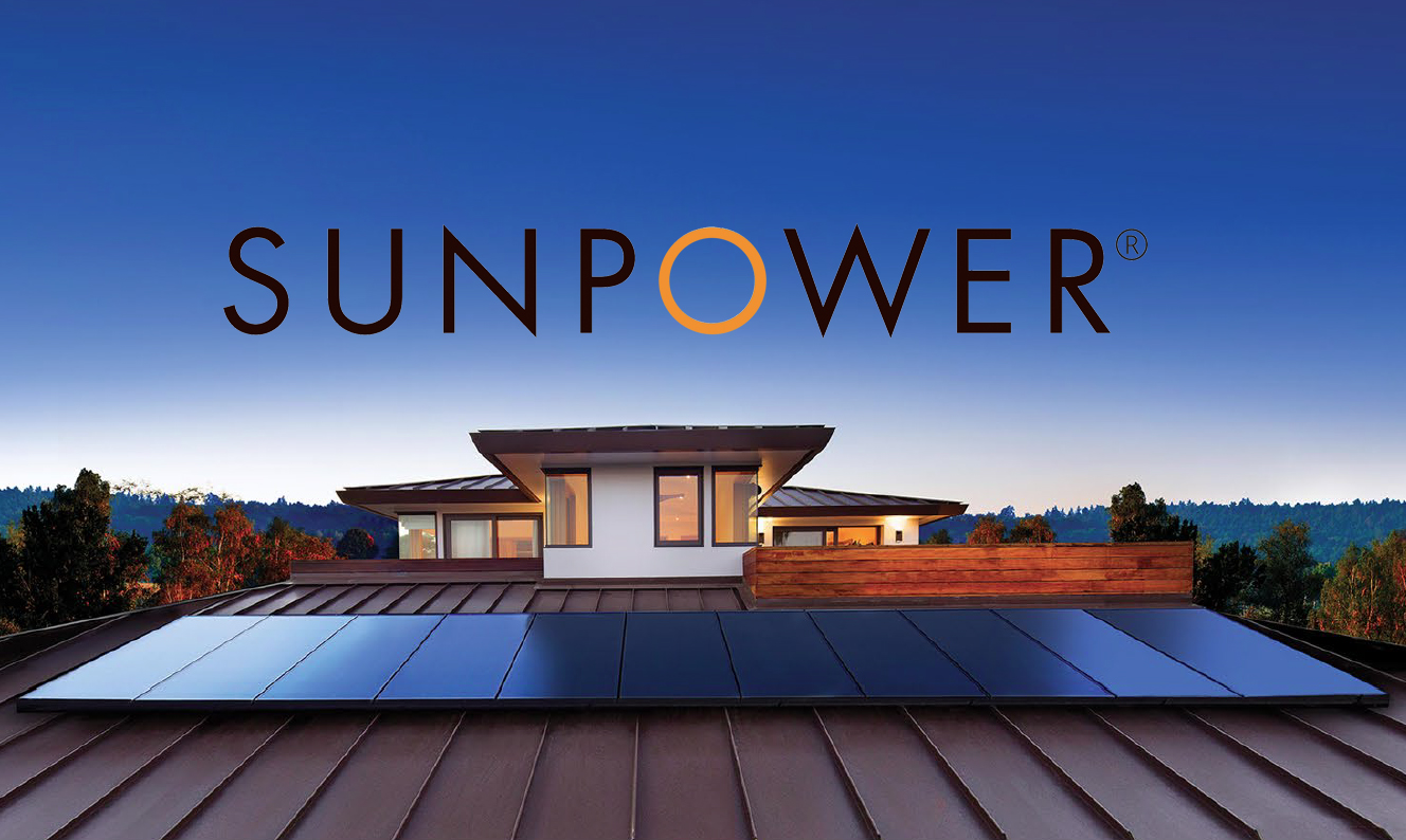 montaż panelu SunPower przez specjalistę instalator mocujący panel SunPower na metalowej ramie dachu