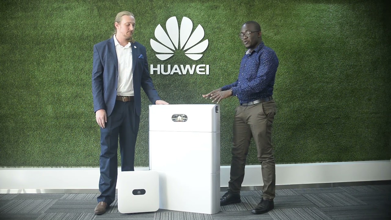 połączenie baterii luna2000 z inwerterem pv bateria huawei luna2000 podłączona kablem do inwertera fotowoltaicznego w szafie