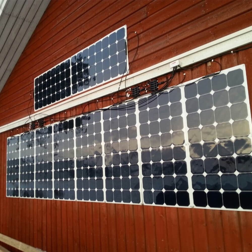 grupa elastycznych paneli solarnych na dachu namiotu w lesie nocą