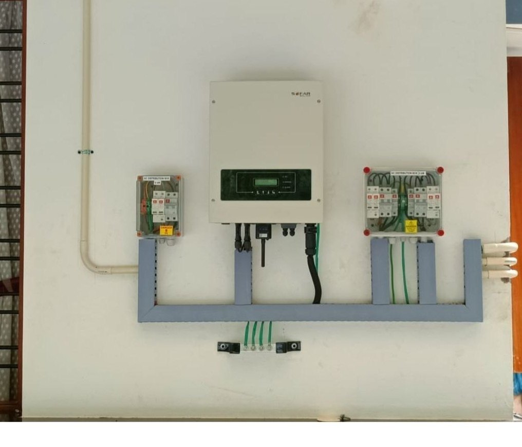 instalator podłączający przewody AC do wyjścia inwertera Sofar Solar w szafie rozdzielczej