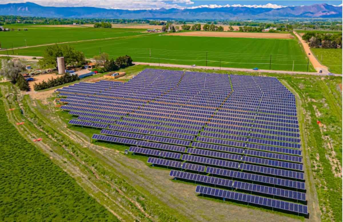 transformacja rolnej działki w farmę PV porównanie pola przed i po montażu paneli z zieloną trawą