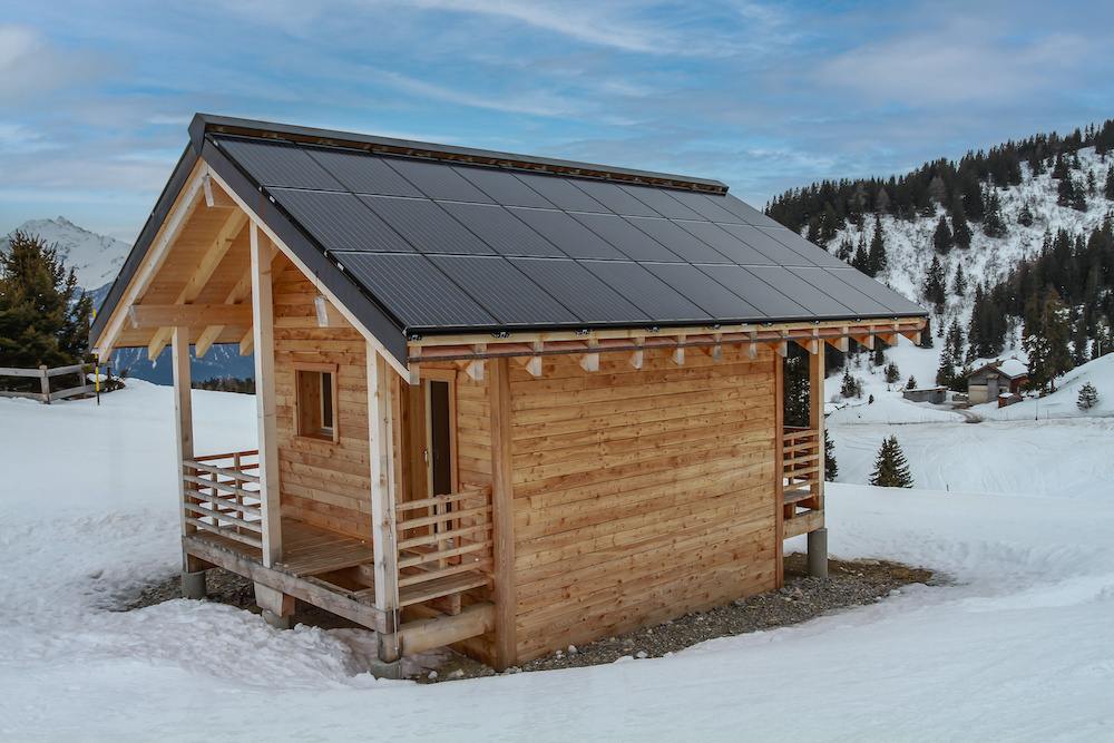 Kompatybilność falownika z modułami PV Falownik solarny połączony z panelami fotowoltaicznymi 450W na dachu