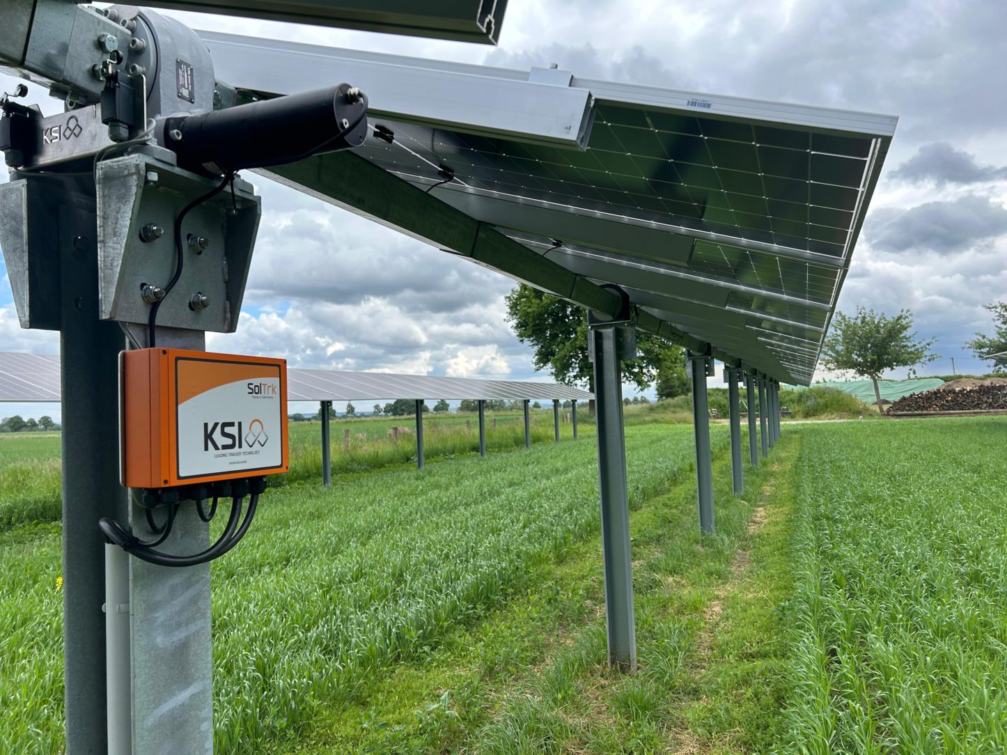 Ruch modułów fotowoltaicznych w ciągu dnia DSC 4821 tracker paneli słonecznych w czasie ruchu