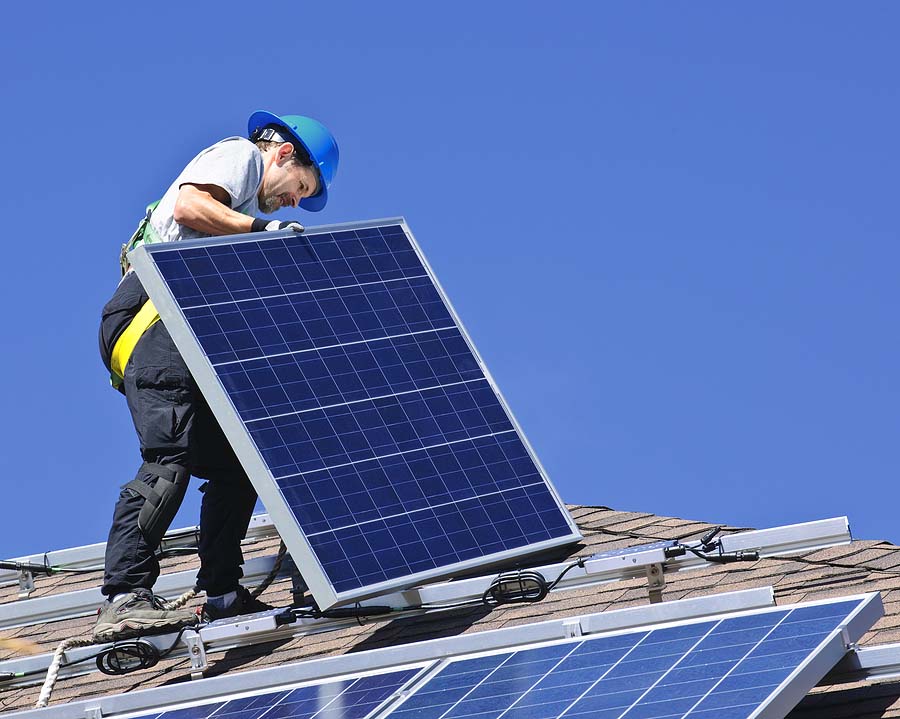 Falownik PV w systemie zasilania Falownik mikroinstalacji przetwarzający prąd stały na zmienny w szafie elektrycznej