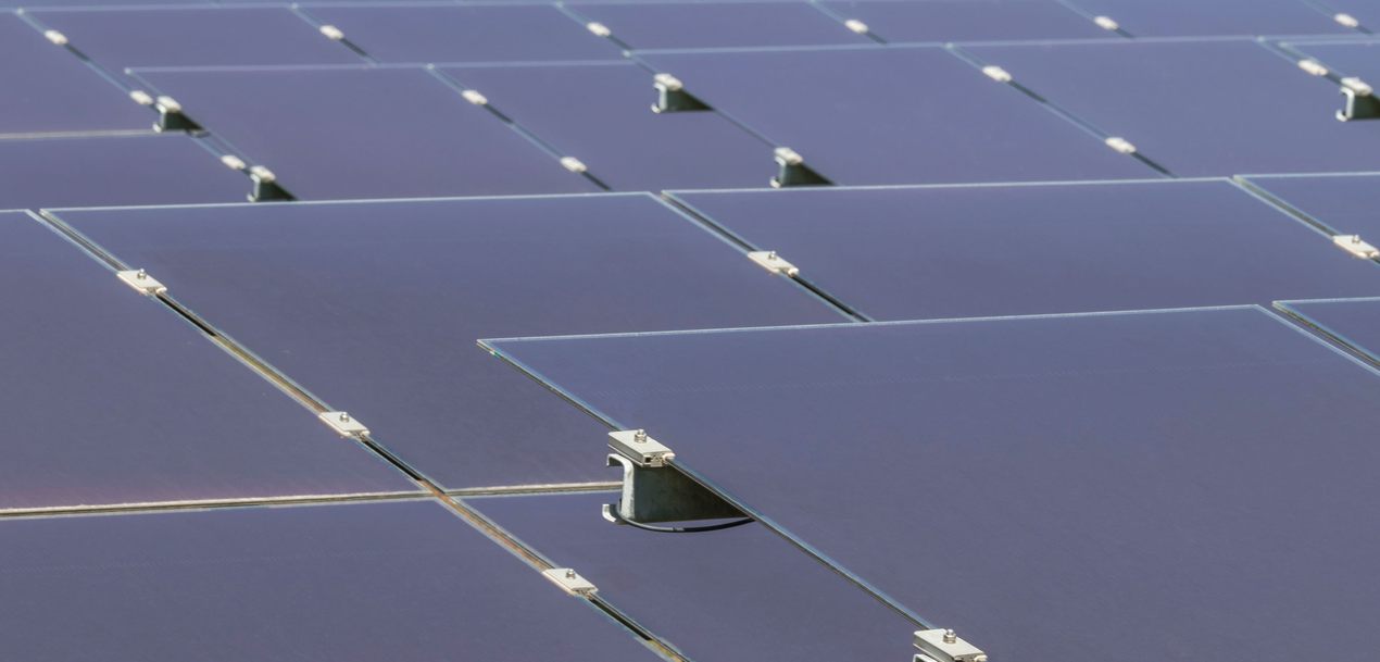 Instalacja paneli PV na dachu Monokrystaliczny panel fotowoltaiczny 450W zamontowany na dachu budynku