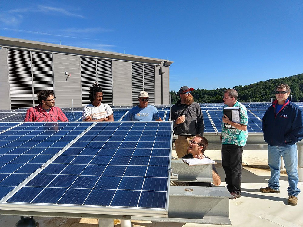 kontrola poziomu energii w systemie Huawei FusionSolar magazyn energii z wyświetlaczem stanu naładowania baterii