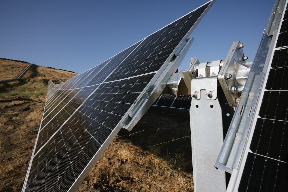 Fundamentowanie trackerów solarnych w terenie Oś obrotu konstrukcji fotowoltaicznej widoczna od dołu