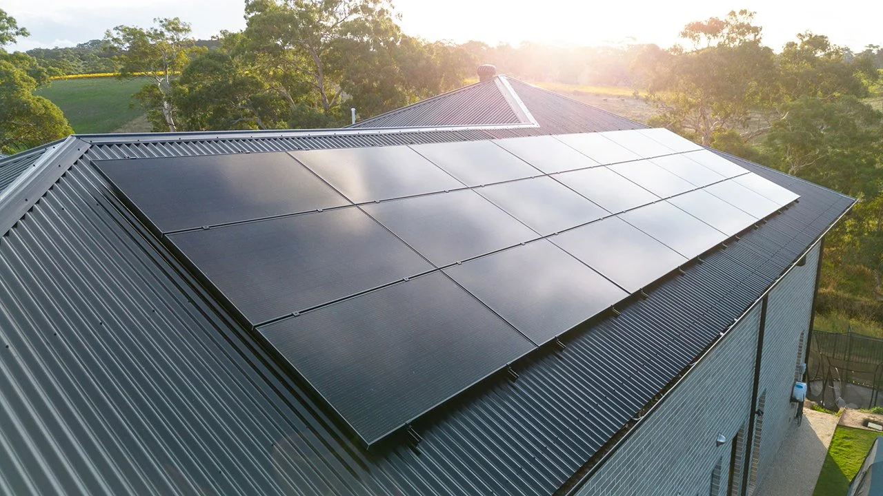 Brud na zwykłym niebieskim panelu po deszczu z widocznymi smugami