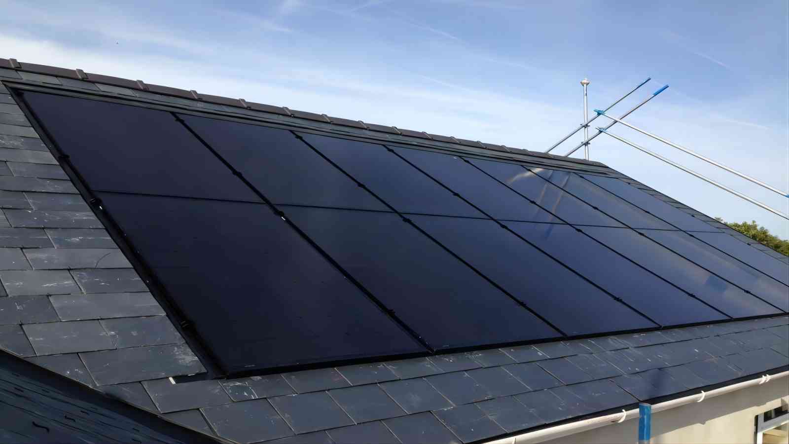 Niebieski zwykły panel fotowoltaiczny z widocznymi srebrnymi szparami ogniw