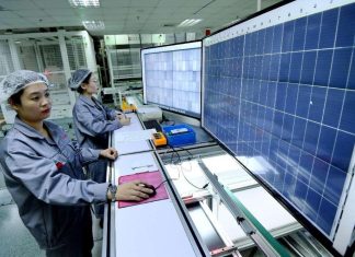 Dlaczego Chiny zdominowały rynek paneli słonecznych? Strategia, skala i państwowe wsparcie ogólnie Ogromna farma fotowoltaiczna w Chinach z morzem czarnych paneli pod niebem