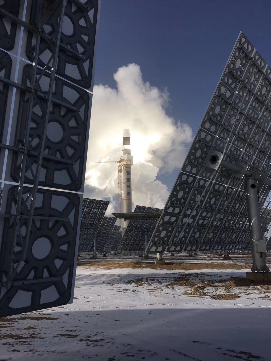 Bhadla Solar Park największa farma PV w Indiach Tysiące czarnych paneli fotowoltaicznych Bhadla na pustyni Radżastan w Indiach