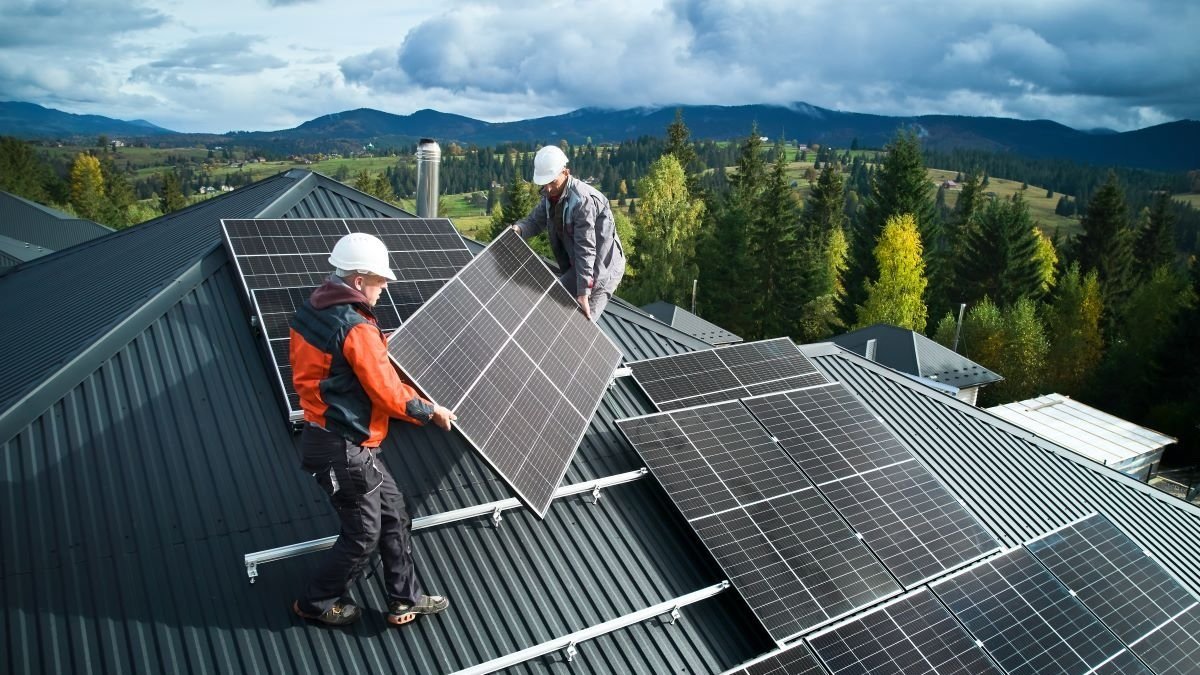 Pęknięty panel słoneczny z wgnieceniami po silnym gradobiciu na dachu budynku