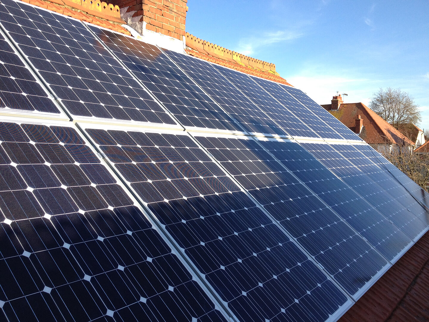 Optymalizatory mocy podłączone do zacienionych modułów fotowoltaicznych