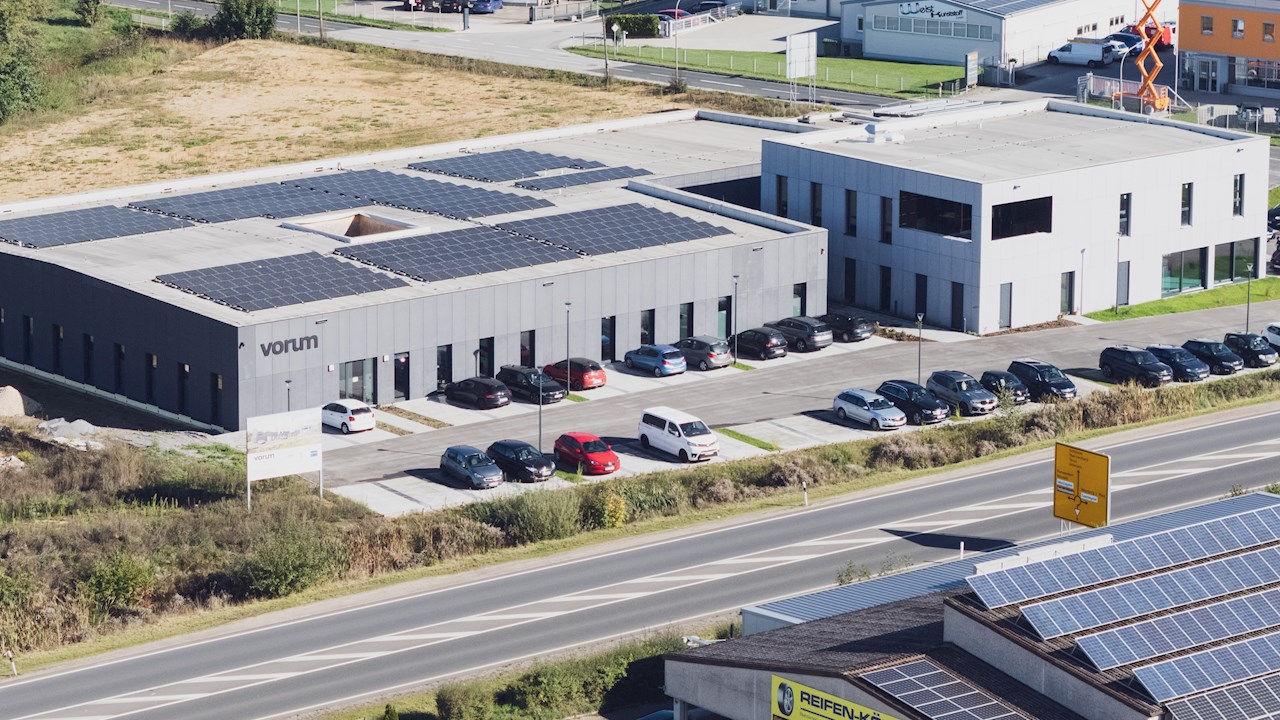 Przyszłościowy dom z inteligentnym oświetleniem KNX zasilanym solarnymi panelami