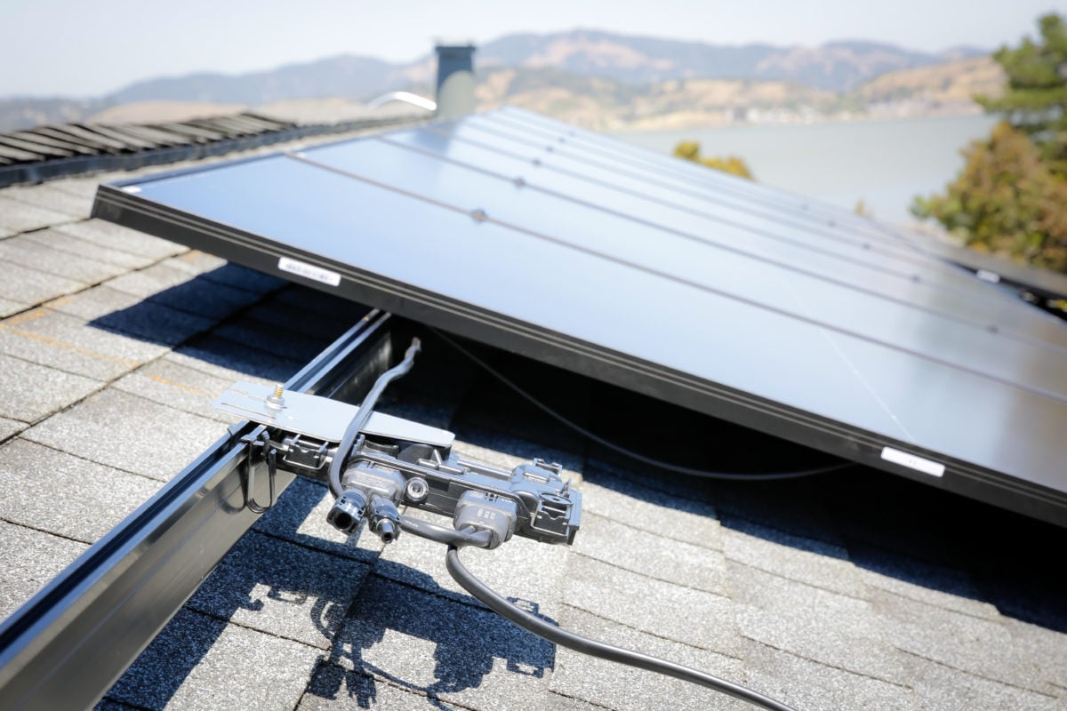 Wykres wzrostu produkcji energii dzięki mikroinwerterom w warunkach zmiennego nasłonecznienia