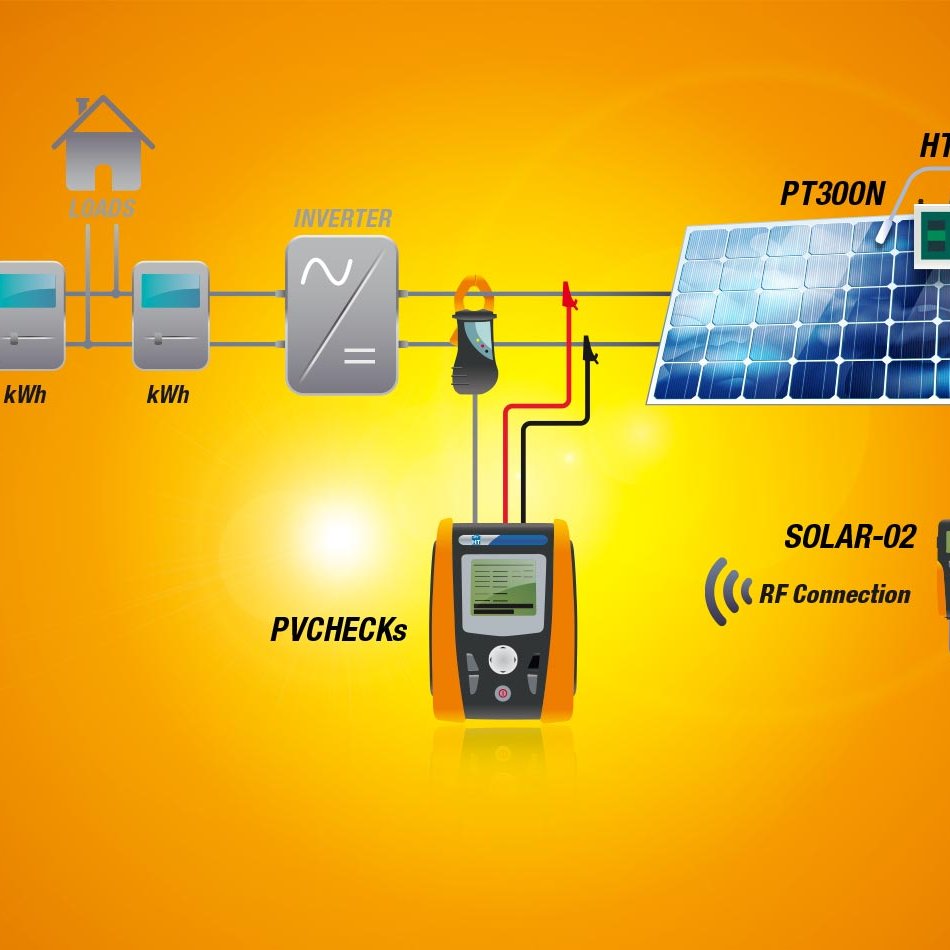 Technik czyści powierzchnię paneli miękką szczotką i wodą pod ciśnieniem