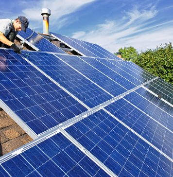 Ulga termomodernizacyjna a fotowoltaika – jak prawidłowo rozliczyć ulgę i odzyskać nawet 53 tysiące złotych? Nowoczesny dom jednorodzinny z panelami fotowoltaicznymi na dachu i ocieploną elewacją