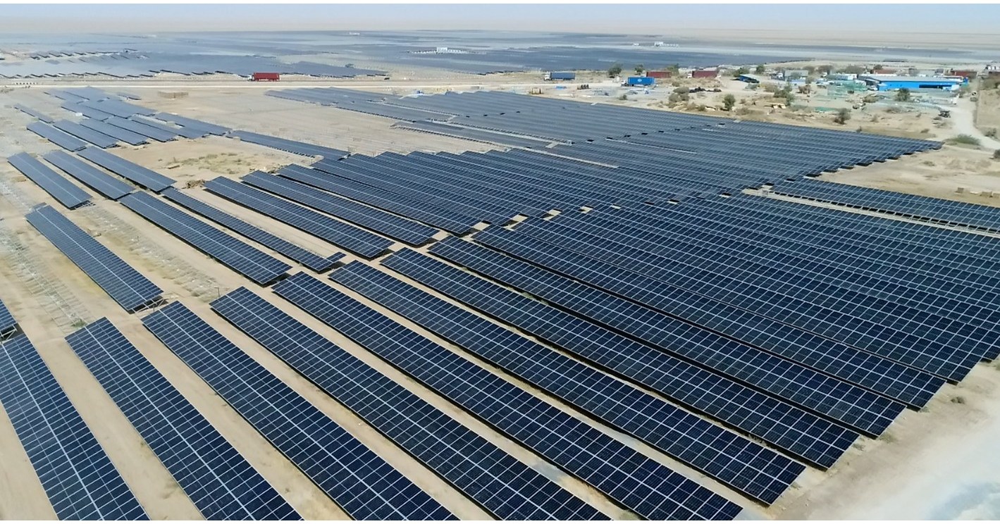 Noor Abu Dhabi jedna z największych farm słonecznych Krzywoliniowe rzędy paneli Noor Abu Dhabi na piaskach pustyni arabskiej