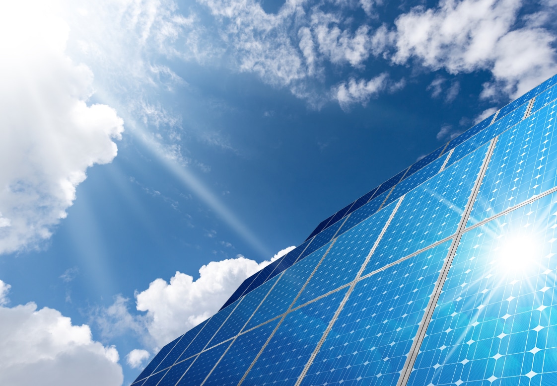 kątomierz elektroniczny obok nachylonego panelu na dachu płaskim