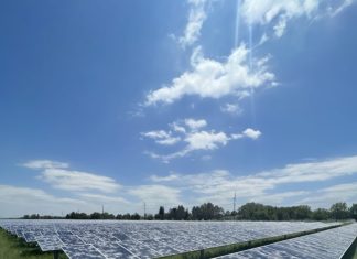 Certyfikaty, testy laboratoryjne – czy panele fotowoltaiczne wytrzymają grad? panele fotowoltaiczne na dachu budynku pokryte grubą warstwą dużych grudów gradu