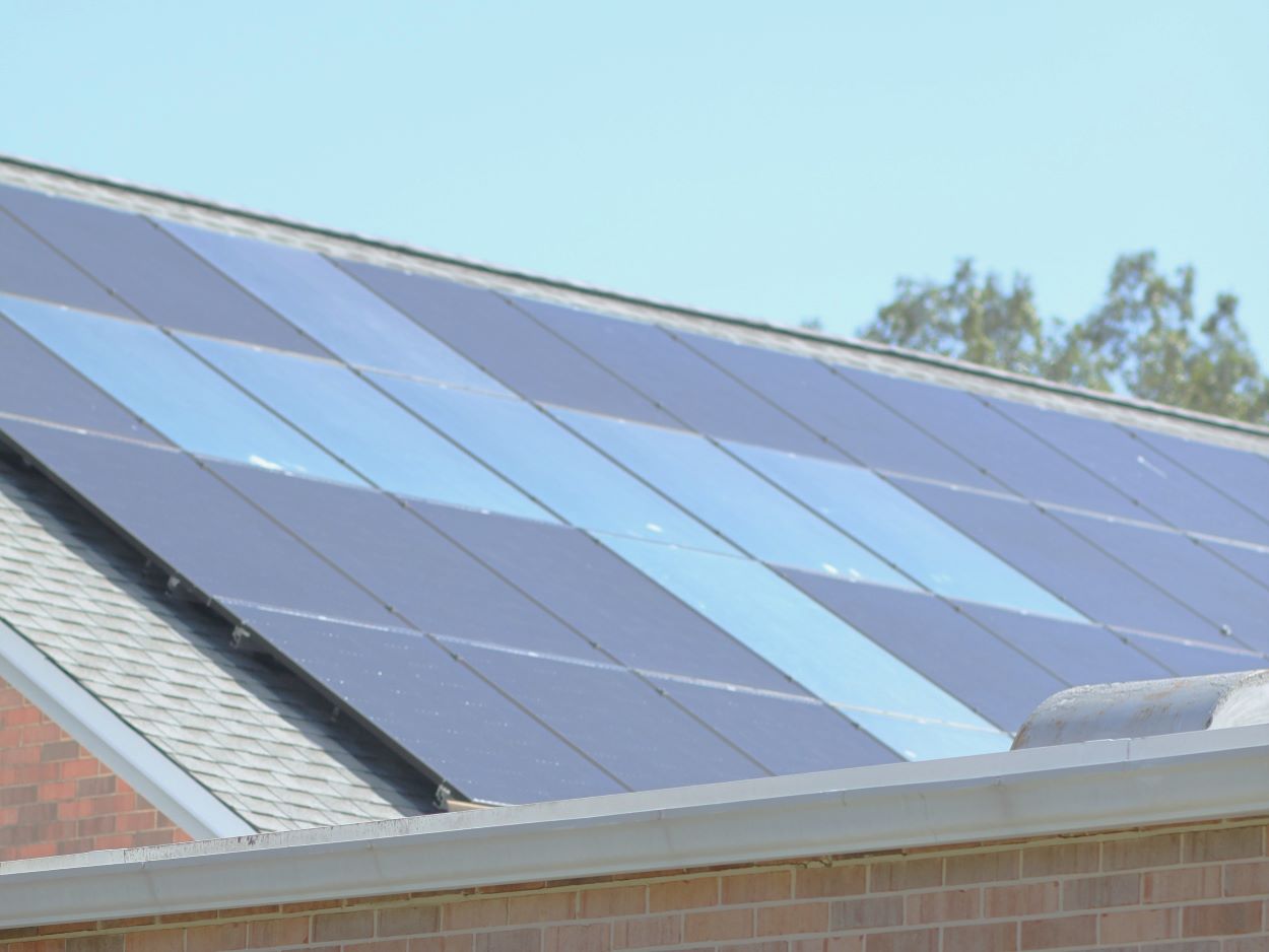 amperomierz podłączony do wyjścia inwertera w szafie rozdzielczej