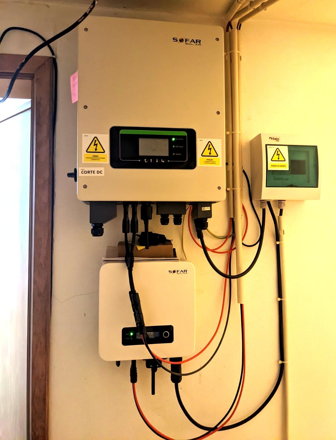 podłączenie przewodu DC do inwertera Sofar Solar czarny przewód solarny podłączony do wejścia DC inwertera Sofar Solar w bliskim ujęciu