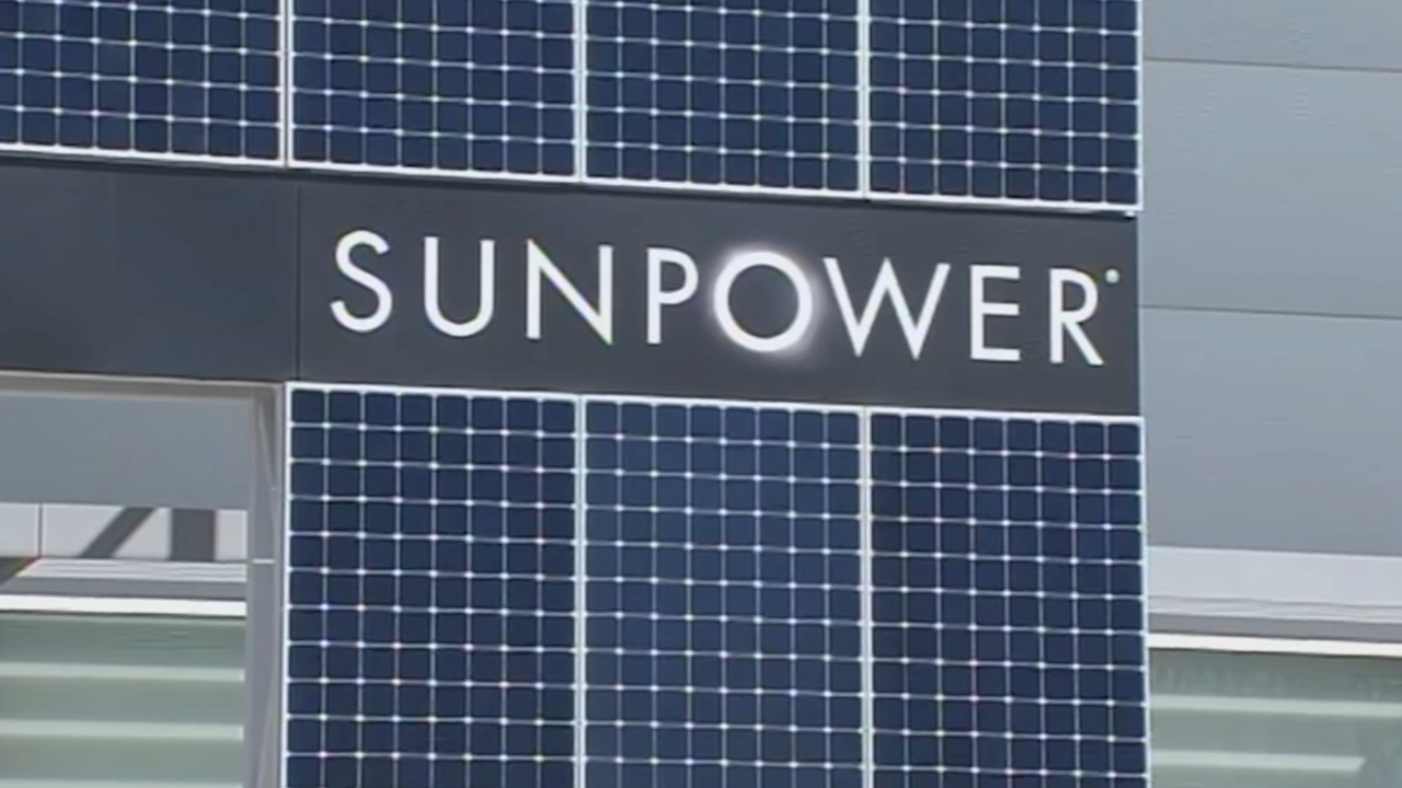 panel SunPower podczas testu gradu test wytrzymałościowy panelu SunPower pod ostrzałem kulek gradu