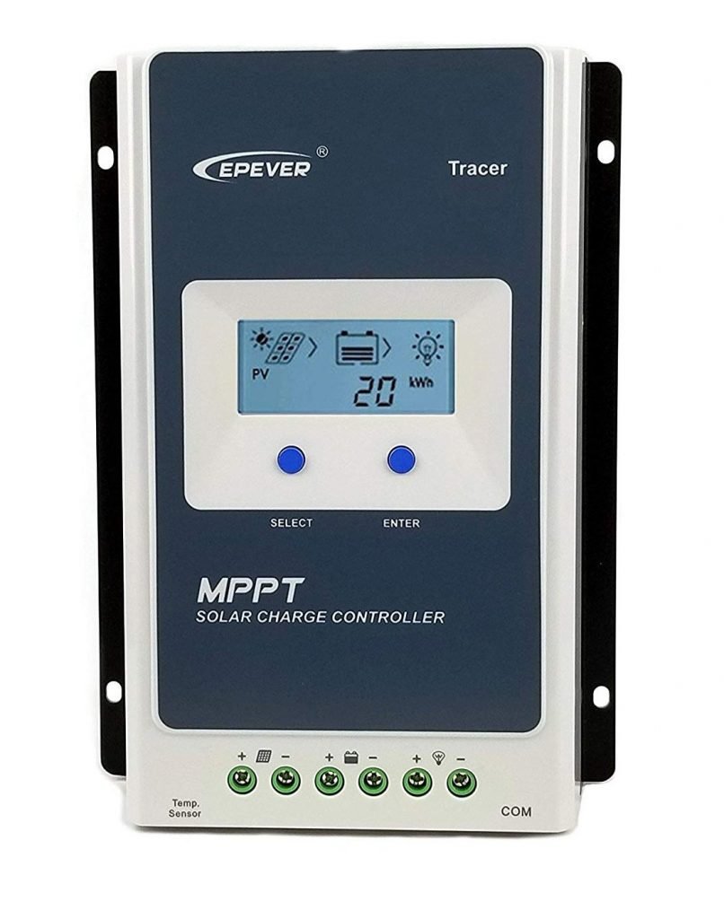 bliski widok wyświetlacza LCD regulatora MPPT pokazujący napięcie i prąd ładowania