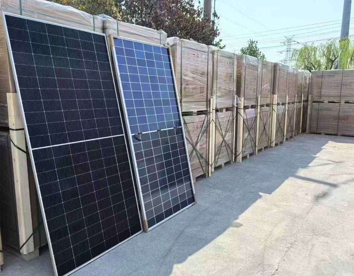 naziemna instalacja paneli JA Solar na betonowych podstawach w ogrodzie