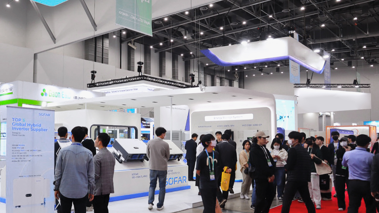 ekran LCD inwertera Sofar Solar z danymi przedni panel inwertera Sofar Solar z kolorowym ekranem LCD i przyciskami sterującymi