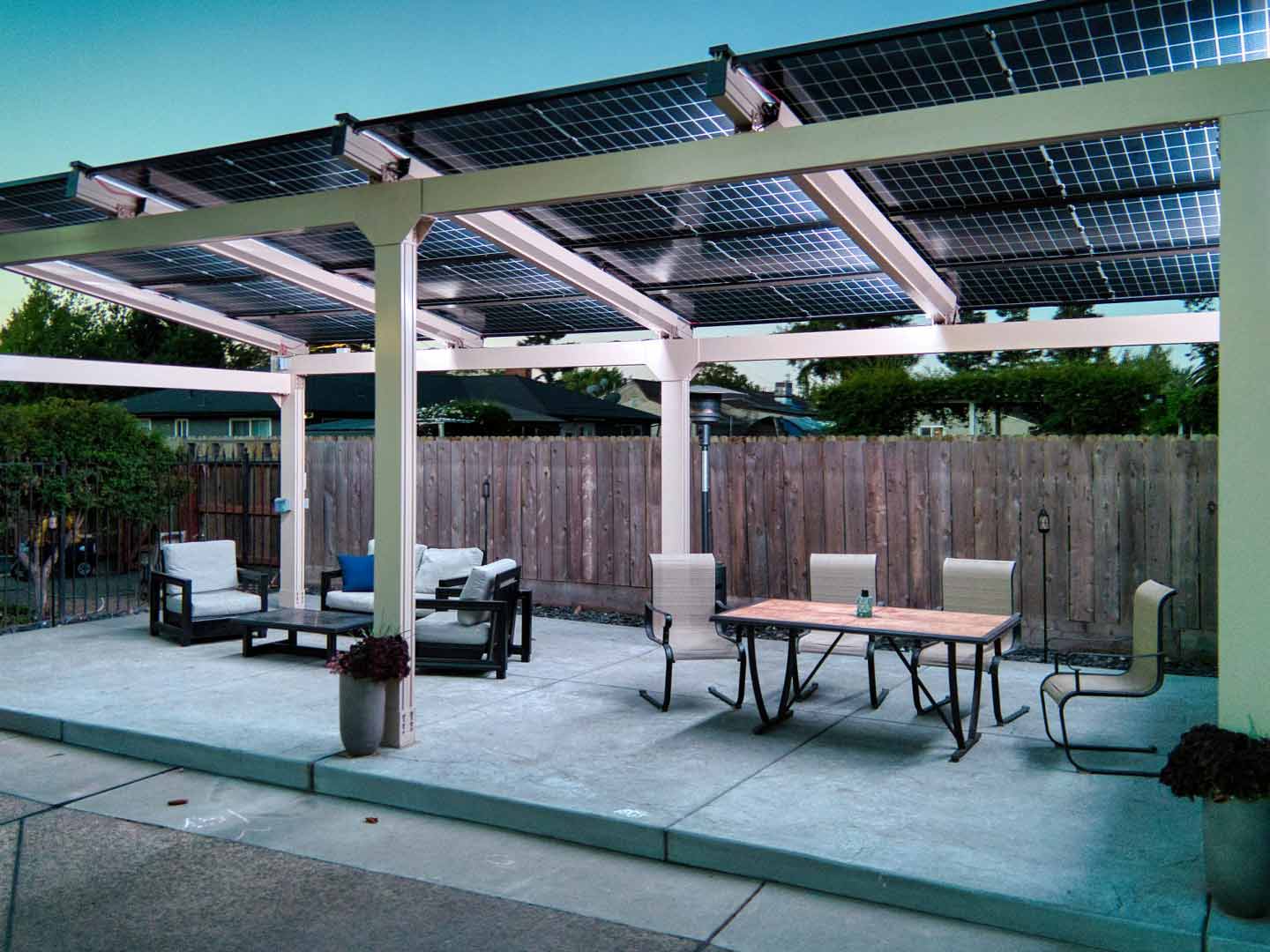 montaż markizy tarasowej z panelami PV na elewacji nowoczesnego domu