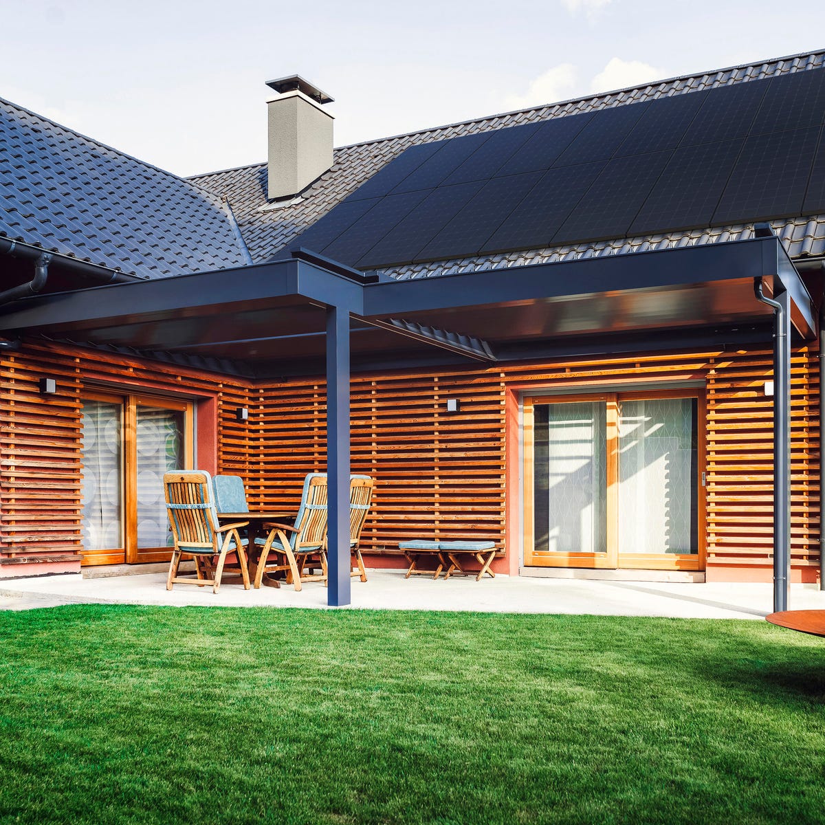 duża farma paneli SunPower na polu farma słoneczna z setkami paneli SunPower na zielonym polu