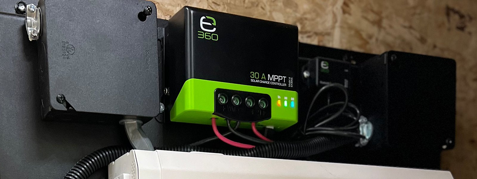 regulator MPPT z podłączonymi kablami od paneli fotowoltaicznych i akumulatora litowego