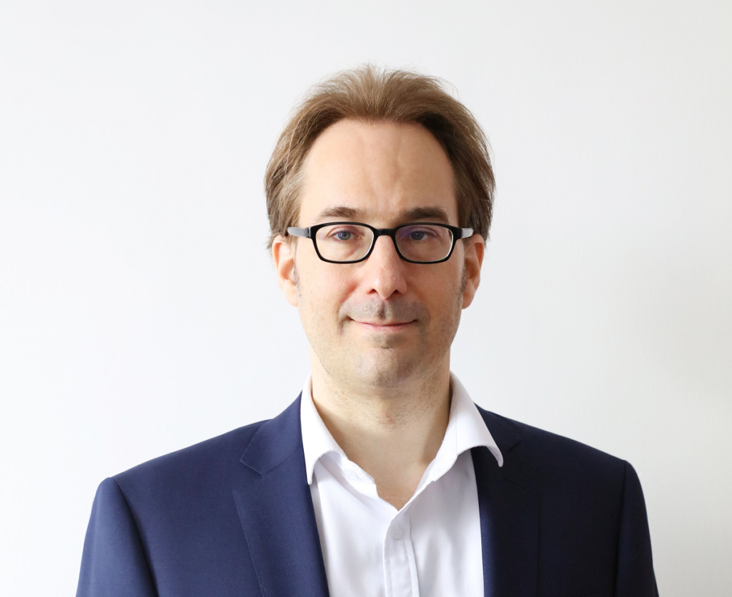 etykieta specyfikacyjna na panelu JA Solar z danymi mocy i napięcia