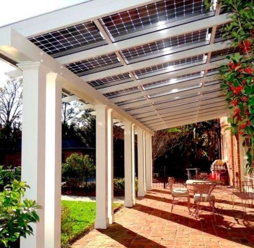 instalacja przewodów z ogniw PV markizy do domu w tle tarasu