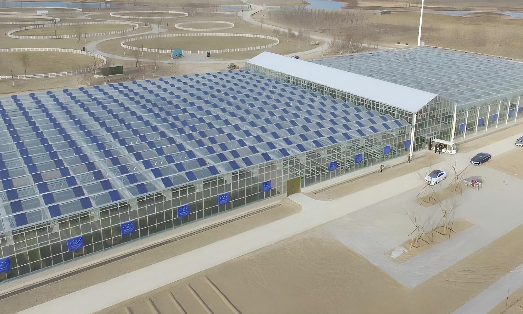 farmy tuneli solarnych z lotu ptaka widok z lotu ptaka na kilka tuneli z czarnymi panelami w polu uprawnym