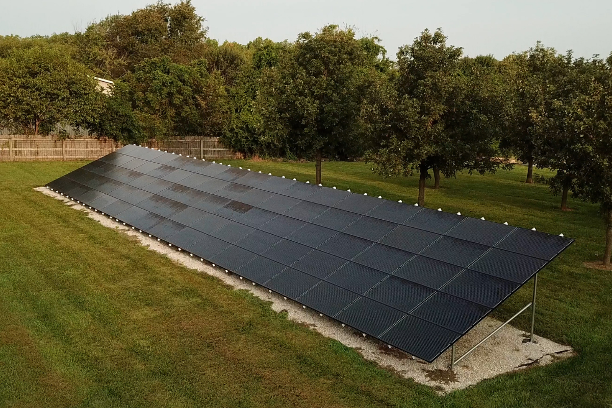 fotowoltaika na nieużytkach gruntowych farma PV na nieużytkach z chwastami i kamieniami wokół