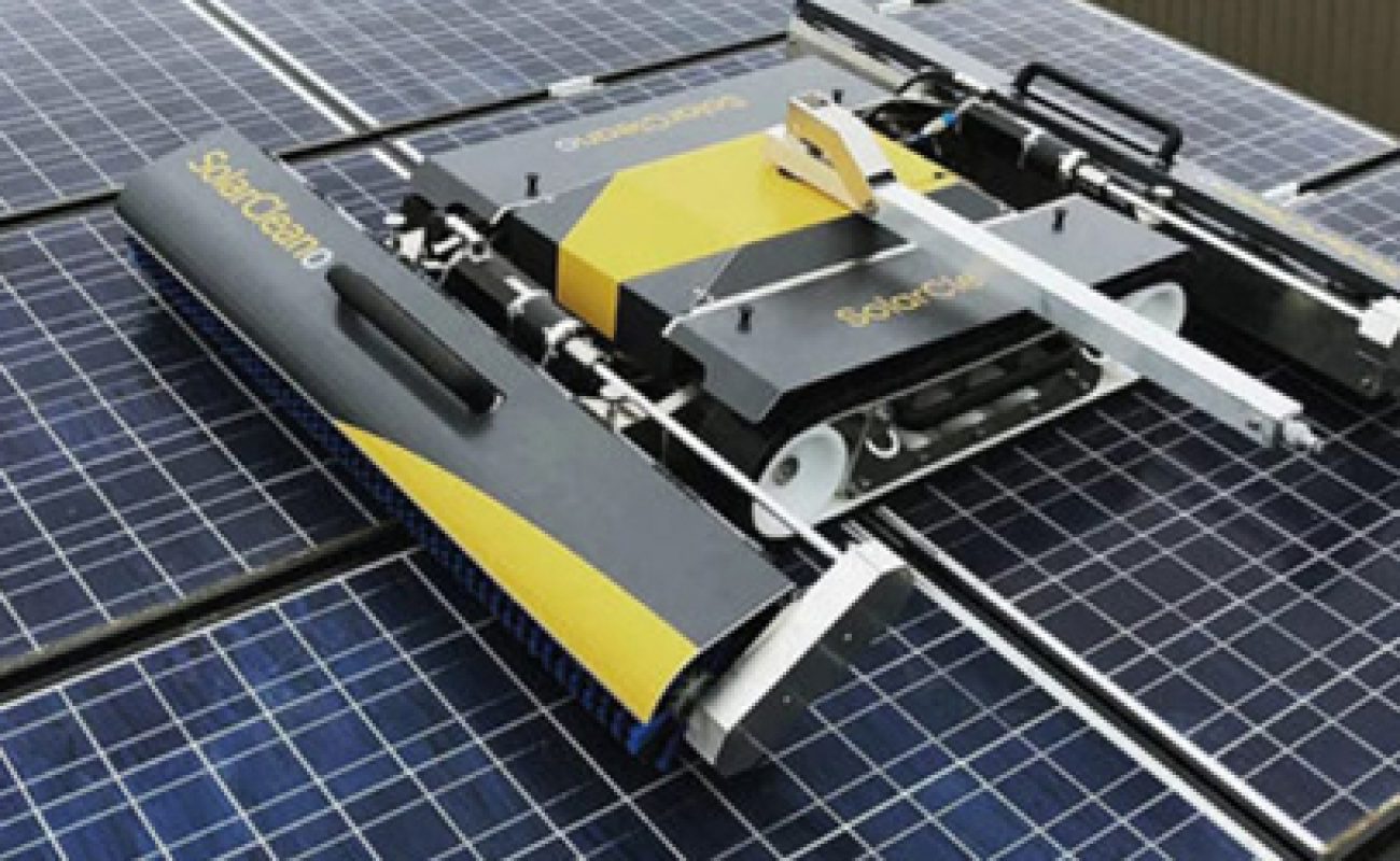 brudne pyłem panele słoneczne przed rozpoczęciem automatycznego mycia robotem