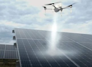 Roboty myjące na farmach słonecznych: jak działa automatyczne czyszczenie paneli fotowoltaicznych i dlaczego zwiększa uzysk energii? robot na gąsienicach myje panele fotowoltaiczne na dużej słonecznej farmie