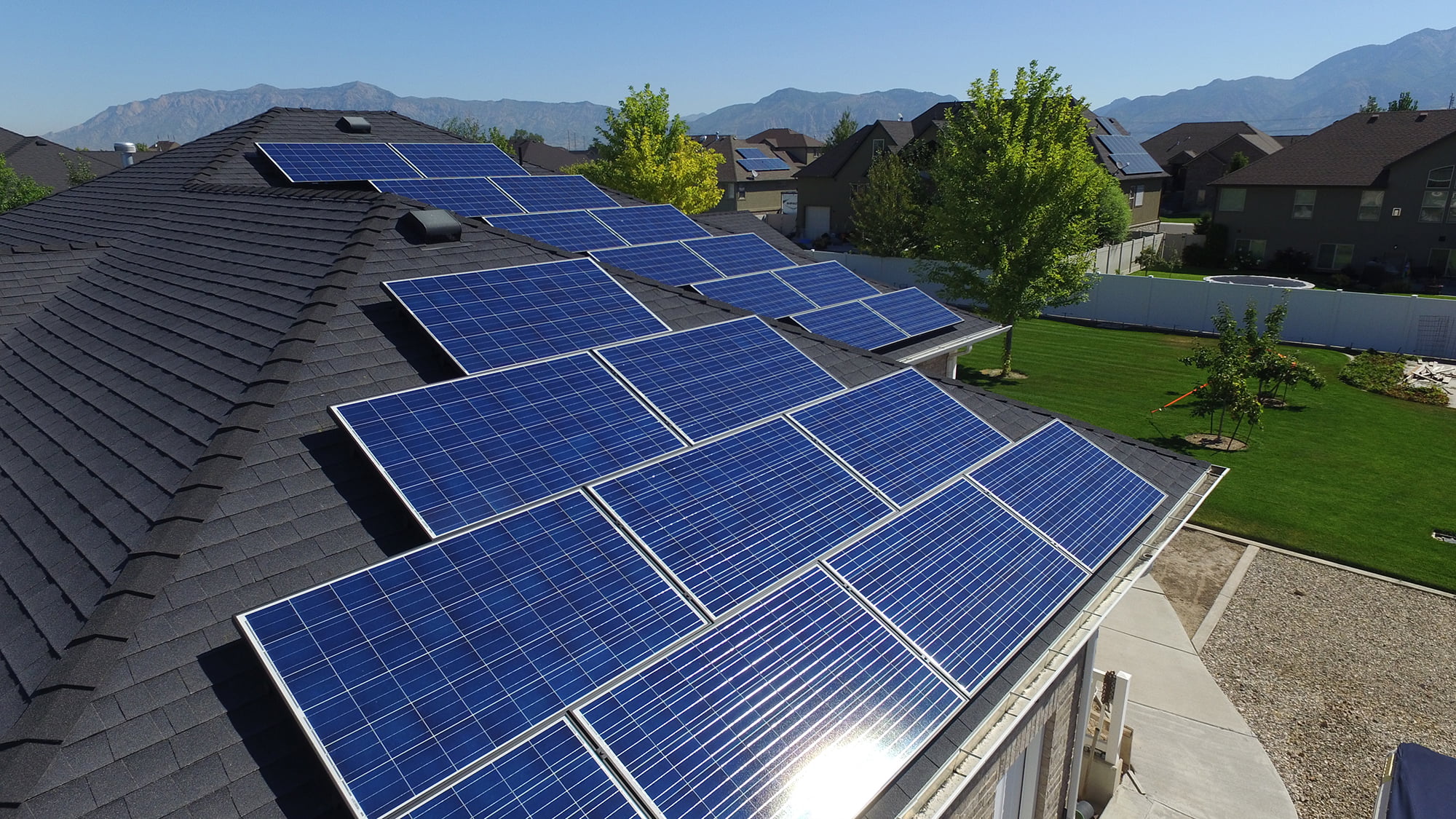 okablowanie instalacji fotowoltaicznej kable solarne układane starannie między panelami na dachu
